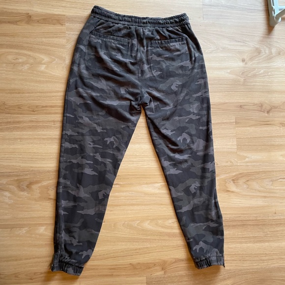 Athleta Camo Farallon Joggers / Sweatpants - Grey Size 8 - Picture 14 of 15